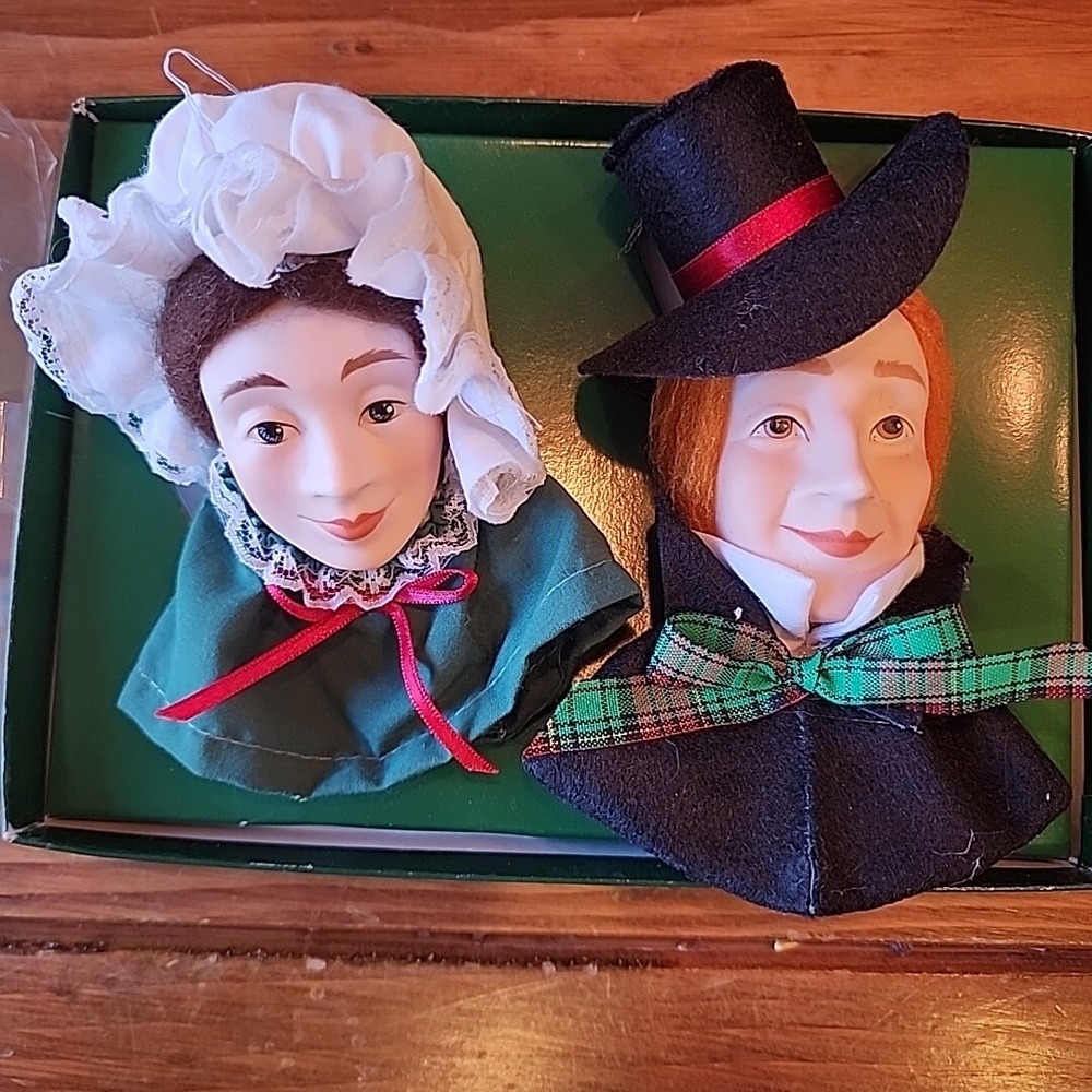 Department 56 Heritage Village Vintage Set of 2 Carolers with Original Box 1980s